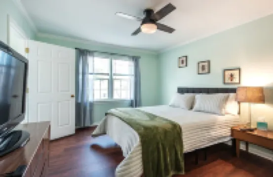 Pet-friendly, freshly renovated, 2 bd/2.5 bath townhome in Decatur!