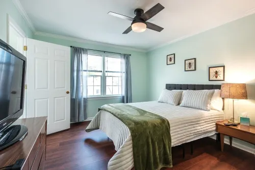 Pet-friendly, freshly renovated, 2 bd/2.5 bath townhome in Decatur!