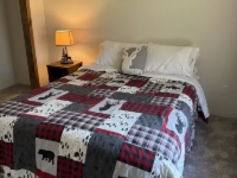 4-bed Cabin- ATV/UTV trail access from the driveway with a bar/covered patio 斯蒂芬森酒店