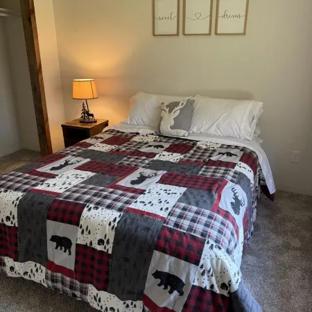 4-bed Cabin- ATV/UTV trail access from the driveway with a bar/covered patio
