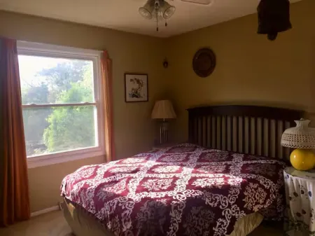 Sunlit & spacious home in a quiet, natural setting Отели в г. Шелби