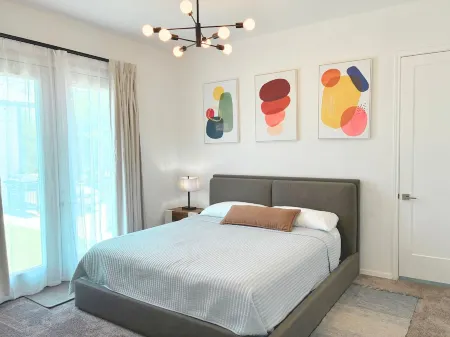 Spacious Custom Modern 4-bedroom 4-baths house with BBQ in charming Converse