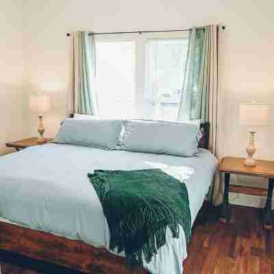 Charming 2-bedroom cottage built with children and pets in mind. Rooms