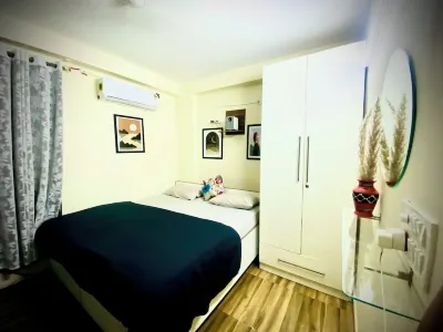 Private apartment with movie theatre Hotell i Chhatarpur