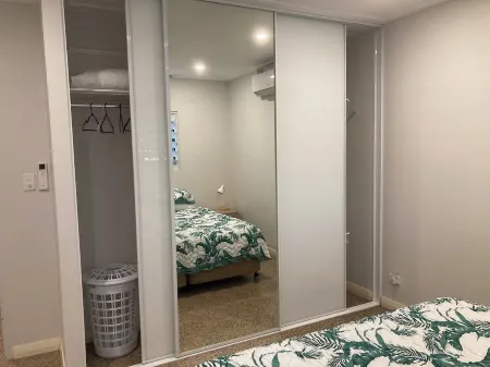 1BR (sleeps 3) - private, modern granny flat with large shaded pool Отели в г. Parap