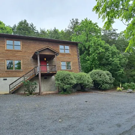 Cabin 25 - Spacious 6-bedroom private home minutes from downtown Lexington