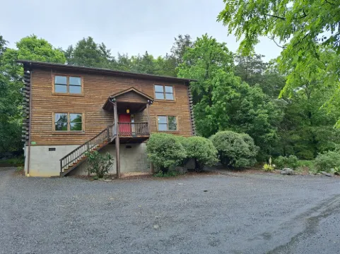 Cabin 25 - Spacious 6-bedroom private home minutes from downtown Lexington