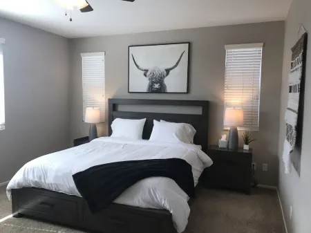 Cheerful 4 bedroom with garage parking Отели рядом с достопримечательностью «Парк Спирит»