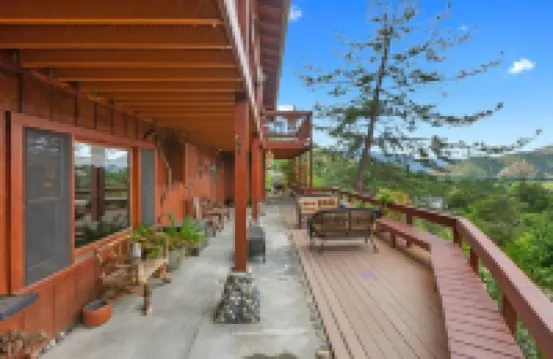 No Cleaning Fee ~ Awesome Views~8Beds~Near Restaurants & Sequoia Park