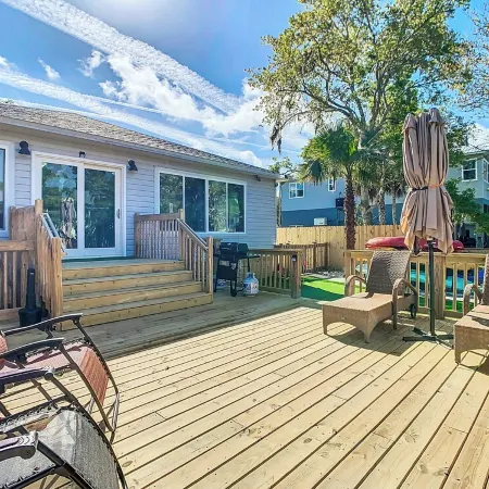 Charming home right off the main river. short paddle to hospital hole.