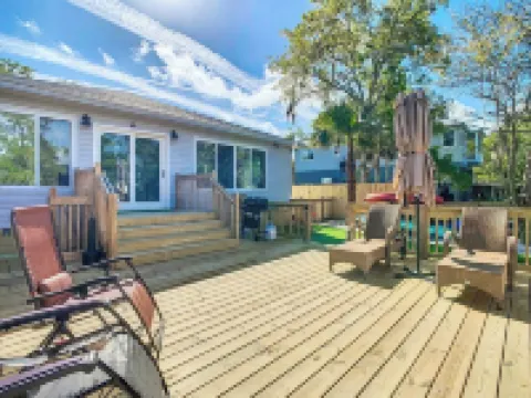 Charming home right off the main river. short paddle to hospital hole.