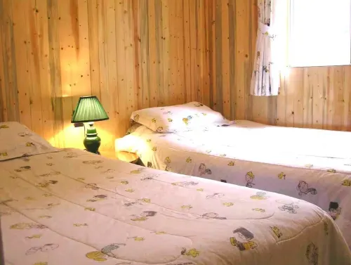 Lakeside Cottage with Boat BBQ Firepit Swimming Pet Friendly for 6 Family Escape