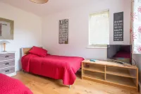 Stylish 4 bed house walking distance to beaches