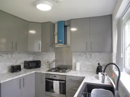 Cozy three-bed house in Wolverhampton Bushbury Отели рядом с достопримечательностью «Wolverhampton Wanderers Football Club»