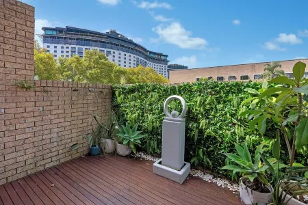 Luxury Modern 2-Story Townhouse in Sydney CBD Отели в г. Pyrmont