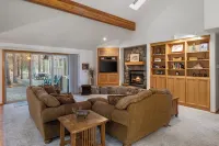 Spacious Sunriver retreat w/hot tub + bikes.  Family + Pet Friendly!