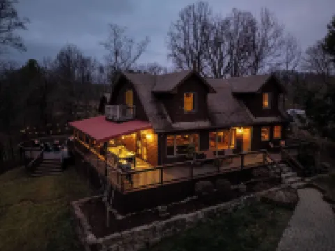 Mountain Mama Cabin Luxury Getaway on NR Gorge Rim! Hot+Cold Tubs/Sauna/Games