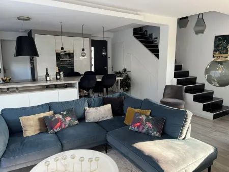 Beautiful contemporary house for 8 people Отели в г. Лат