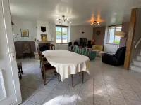 Former hamlet school, house with 500m2 enclosed grounds and swimming pool. Hotels in Saint-Cyr-les-Colons