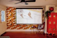 NEW Luxe Retro Sports Retreat~Walk to Stadiums