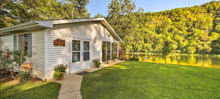 Cozy Waterfront Cottage w/ Deck on White River! Hotels in Marion County