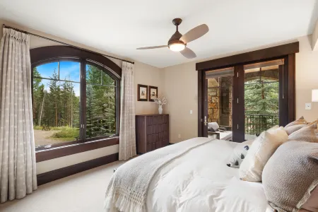 Gourmet Kitchen and Elegant Living Spaces - Exquisite Mountain Retreat