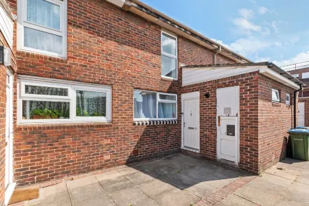 House - Sleeps up to 10 & Free Parking Отели рядом с достопримечательностью «Severndroog Castle»