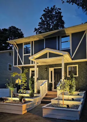 2Br Retreat w/ Outdoor Oasis by the Battery Hotels near Reed House