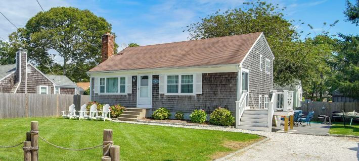 Quaint Dennis Home w/ Deck + Grill, Walk to Beach! Ξενοδοχεία στην πόλη Dennis