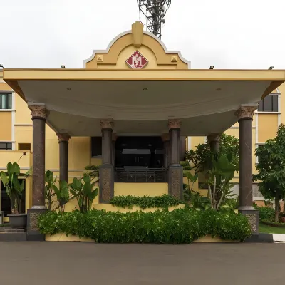 RedDoorz Plus Near Dunia Fantasi Ancol Hotels near Ancol Dreamland