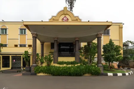 RedDoorz Plus Near Dunia Fantasi Ancol