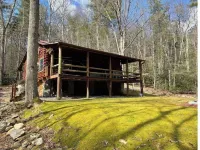 Log Cabin - private - w/ running creek - 1mile from downtown Hot Springs