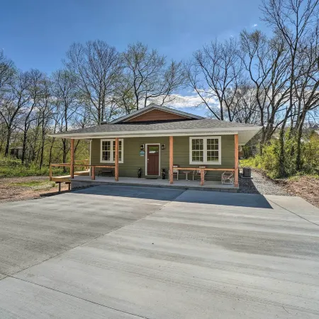 Modern Retreat w/ Deck: Walk to White River! Ξενοδοχεία στην πόλη Cotter