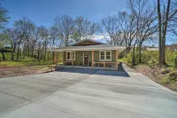 Modern Retreat w/ Deck: Walk to White River! - Alojamientos