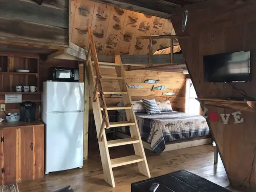 The Bluegill A-frame cabin at Bluegill Lake Cabins