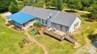 Sovereign Cottage - Hot Tub/Outdoor Space/10 Acres Farm Land.4 Bedrooms 3 Baths