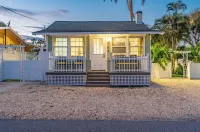 Cheerful bungalow in Anna Maria island Hotel dekat Herb Dolan Park