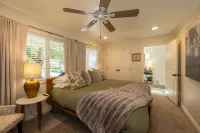 Private Patio and Cozy Living Space - Charming Tranquil Escape