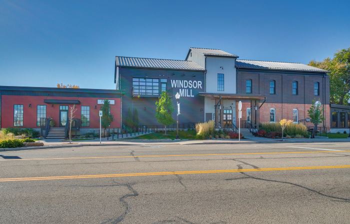 Charming Getaway, Walk to Windsor Lake and Downtown!