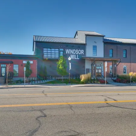 Charming Getaway, Walk to Windsor Lake and Downtown!