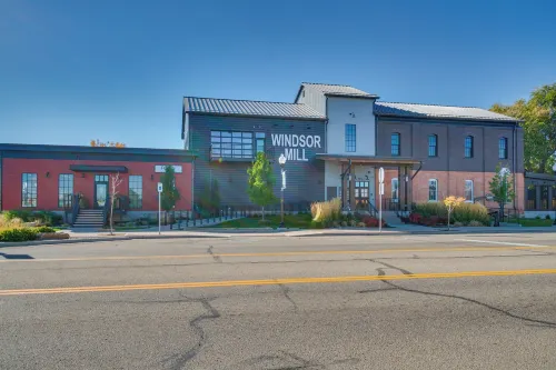 Charming Getaway, Walk to Windsor Lake and Downtown!