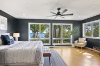 Luxury Estate Overlooking Water Elmwood Charter Township住宿飯店