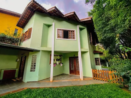 Casa confortável Com Churrasqueira na Granja Viana Отели в г. Карапикуиба