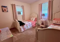 Poconos Getaway with Hot Tub & Fire Pit /Close to Attractions, Fun for Everyone! Hotel a Tunkhannock Township