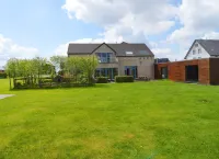 วิลล่าน่ารักในซูร์บรอดพร้อมสระว่ายน้ำและเทอเรส โรงแรมใน