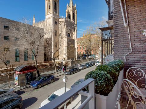 Comfortable Apartment with Terrace near Retiro Park. Retiro II