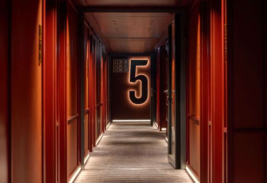 트라이브 크라쿠프 올드타운의 모던한 로비 공간