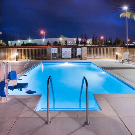 Holiday Inn Express & Suites BAKERSFIELD AIRPORT by IHG