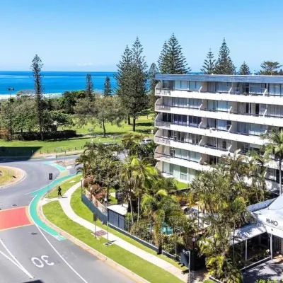 ハイ ホ ビーチ アパートメンツ Broadbeach Surf School周辺のホテル