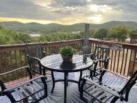Charming 2-bedroom Penthouse condo with AC, WiFi in lovely BransonMo
